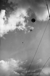 811282 Afbeelding van een weerballon boven het terrein van het Koninklijk Nederlands Meteorologisch Instituut te De Bilt.